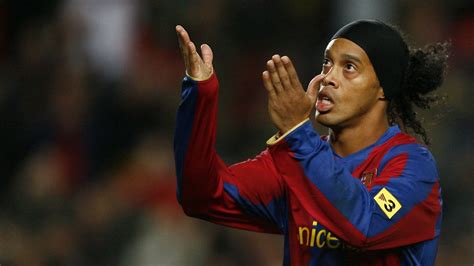 Ronaldinho Ga Cho Deixa A K Depois De Ser Acusado De Golpe De Pir Mide Financeira