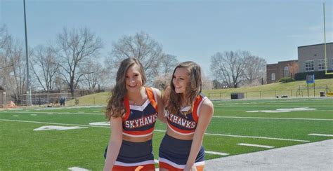 Cheerleading Twins Pose College Senior Photo Cute Cheer Pictures