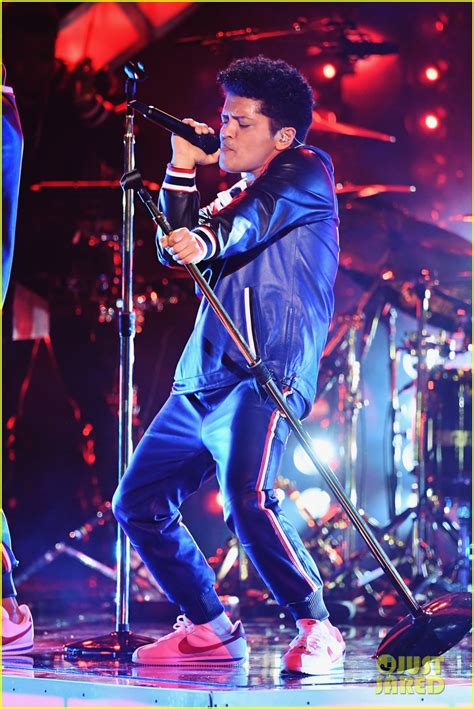 Photo Bruno Mars Grammys 2017 Performance 07 Photo 3858618 Just