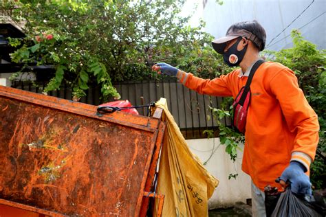 Pengelolaan Sampah Rumah Tangga Dinas Lingkungan Hidup Dan Kehutanan