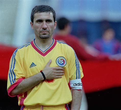 He had an amazing left foot, especially from set pieces. Gheorghe Hagi (met afbeeldingen)