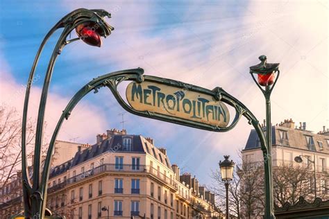Signo De Entrada Al Art Nouveau Del Metro De París Francia 2022