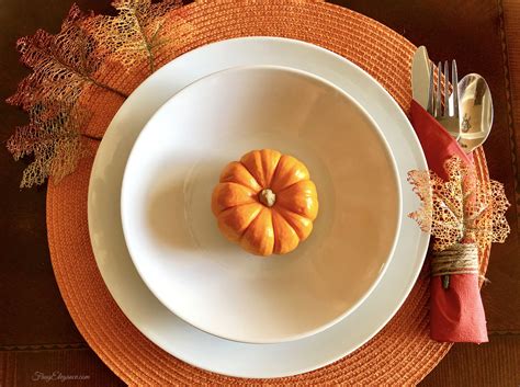 The key to a modern thanksgiving table setting is to keep the basics traditional, but with a twist on the details. Simple and Elegant Thanksgiving Place Setting Ideas ...