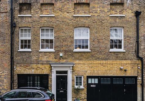 Then for lana, lana bad 👎. Ex-wife of top chef Albert Roux forced out her £5m home by fake rental scam | Daily Mail Online