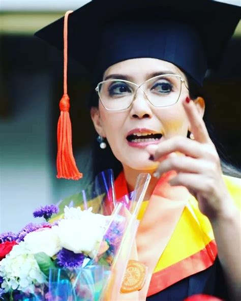 Keren 5 Potret Rieke Diah Pitaloka Wisuda Doktor Ui Predikat Lulus