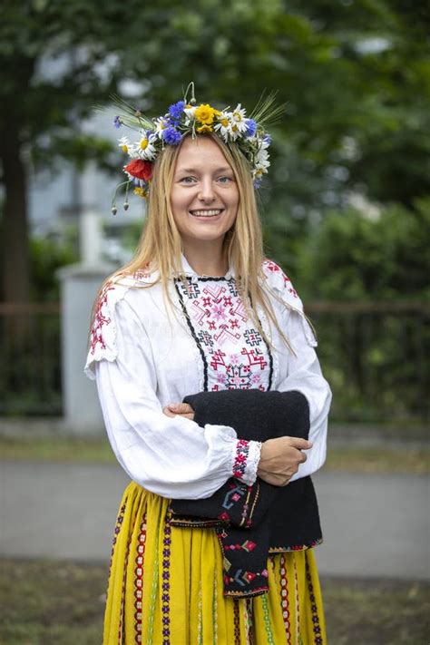 Gente Estonia En Ropa Tradicional Que Camina Las Calles De Tallinn