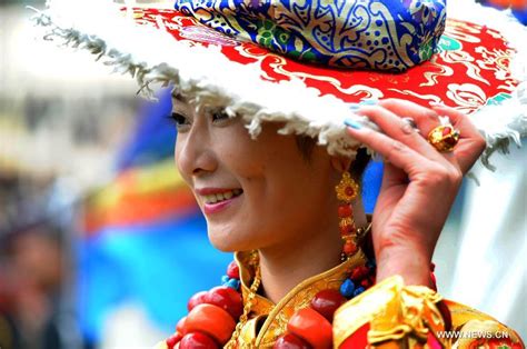 Folk Costumes Show Hosted In Tibet 2 Cn