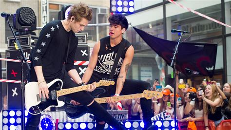 5 Seconds Of Summer Debuts At No 1 Announces Tour