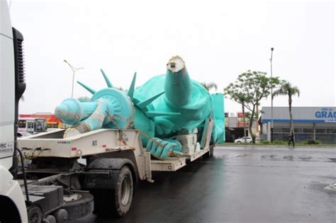 Estátua, statue of liberty replica (en). Com cinco toneladas, Estátua da Liberdade da Loja Havan ...