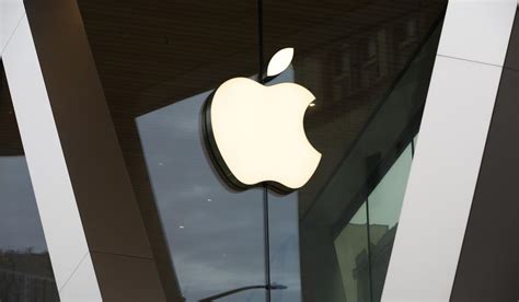 Apples App Retailer Goes On Trial In Risk To Walled Backyard