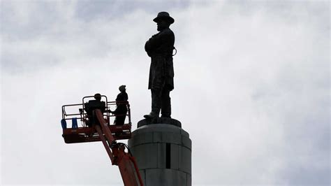New Orleans Takes Down Statue Of Gen Robert E Lee The Two Way Npr