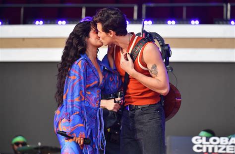 Leicht Herzog Cafe Shawn Mendes Camila Cabello Kiss Unbequemlichkeit Messung Feder