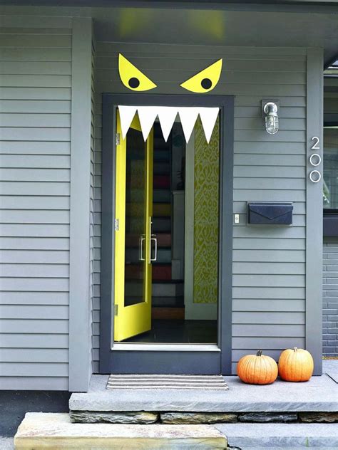 12 Spine Chilling Spooky Halloween Door Decorations In 2020 Halloween