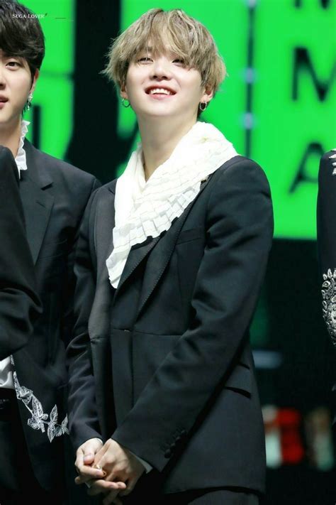 191130 bts' suga ― 2019 mma red carpet . #BTS #SUGA In MMA 2019 | Meninos bts, Fotos, Bts