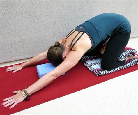 8 Yoga Moves To Strengthen Knees The Beachbody Blog