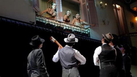 Canto Al Pie De Tu Ventana Origen De La Serenata En Pareja