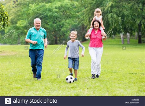 Familia De Futbol Fotos E Imágenes De Stock Alamy
