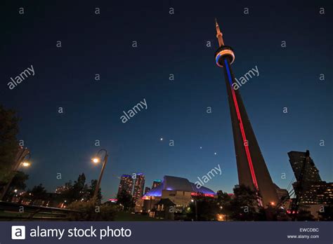Cn Tower In Toronto Und Rogers Centre Bei Nacht Halbmond Waxing Mond