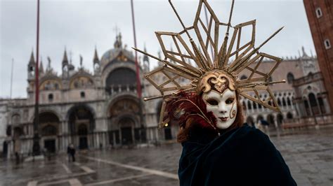 fragmentos da noite com flores Máscaras Venezianas em Tempos Sombrios