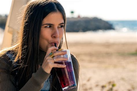Mujer Positiva Bebiendo Cócteles En La Playa Foto Premium