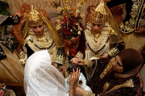Tasdira And Tiaras An Inside Look At Algerian Weddings Middle East Eye