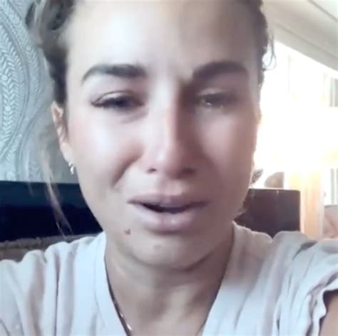 jessie james decker cries after reading disgusting comments about her weight gain