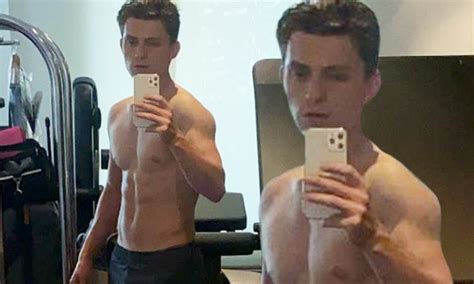 tom holland flaunts his abs in mirror selfie indiapost newspaper