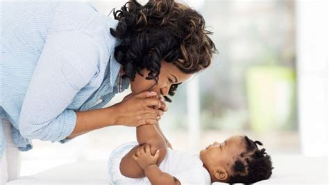 Limportance du toucher chez les enfants Bébé mois Portage et massage
