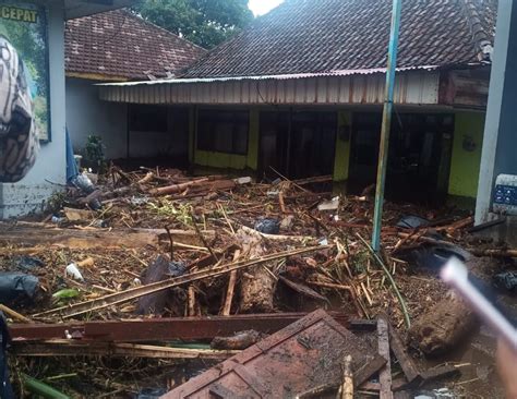 Kota Batu Diterjang Banjir Bandang Akibatkan Rumah Roboh Dan Tanah Longsor Malang News