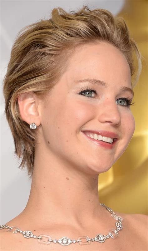 8 Favorite Short Pushed Back Hairstyle Woman