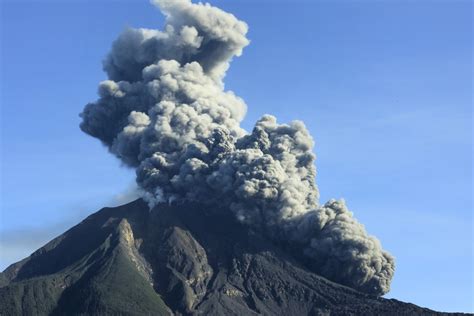 Indonesias Sinabung Volcano Spews New Cloud Of Ash Daily Sabah