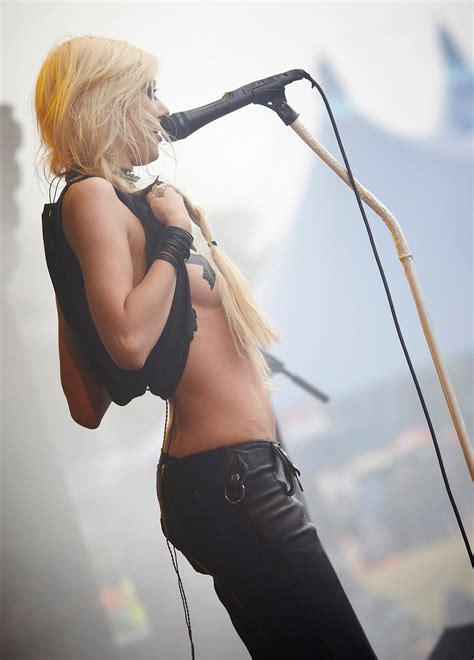 Taylor Momsen Flashing Her Breasts Displaying Ass In See