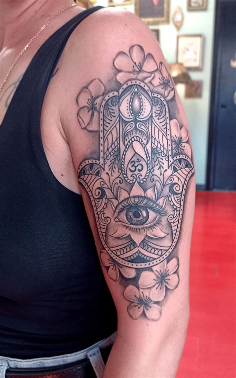 Tatuaje Mano De Fatima Con Flores En El Brazo Vallekas Tattoo Zone