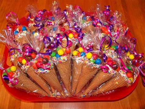 Candy Cone Party Favors I Dipped The Rims Of Sugar Cones In White Chocolate And Spr Festa De