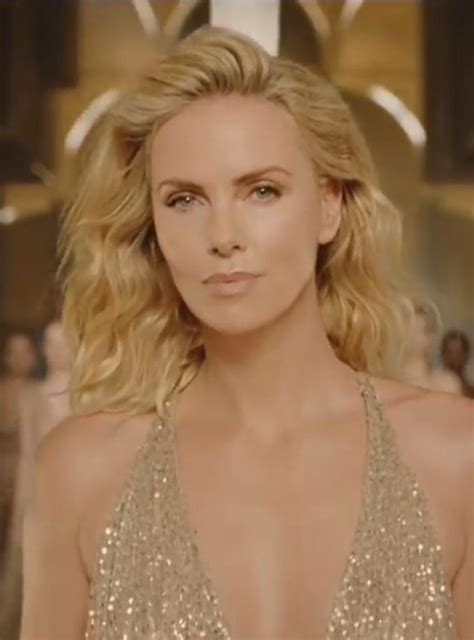 charlize theron toute d or dévêtue dans la nouvelle campagne j adore de dior madame figaro