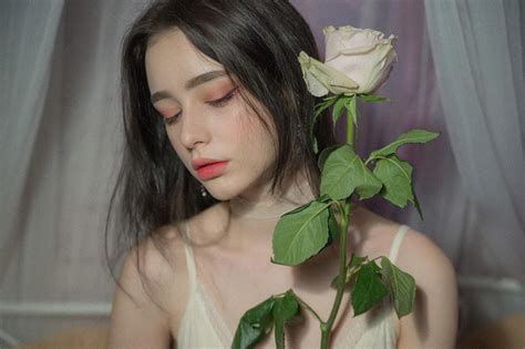 19 Year Old Russian Beauty Shares Makeup Secrets On Youtube Funfeed