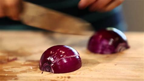 What would a burger do without its slice of red onion? How to slice onion - YouTube
