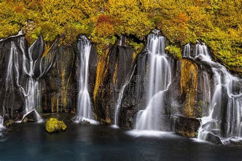 Hraunfossar Wasserfall In Island Bunte Landschaft Des Herbstes
