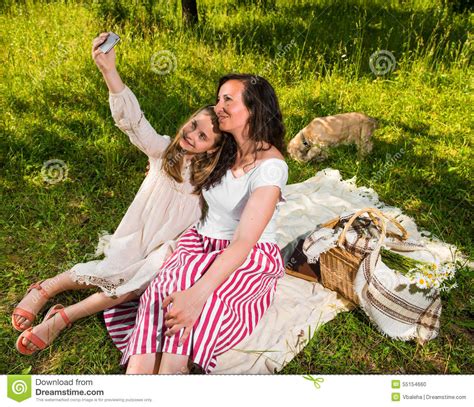 moder och dotter som tar en selfie arkivfoto bild av grön fritid 55154660