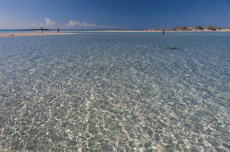 Elafonissi is een klein eiland zo dicht bij het strand dat men er eigenlijk vanaf het strand naartoe kan lopen. Verbazend Elafonisi-strand, Chania-prefectuur, Zuiden Van ...