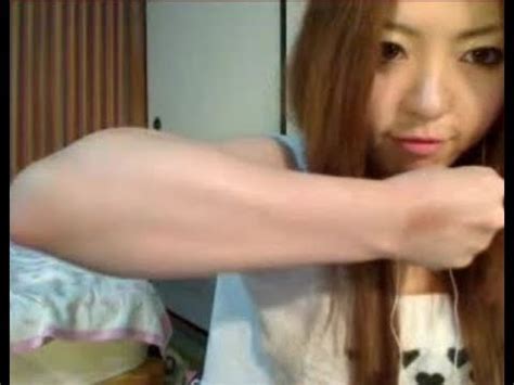 Japanese Webcam Girl with Powerful Arms 可愛いパン屋さんの力こぶ YouTube