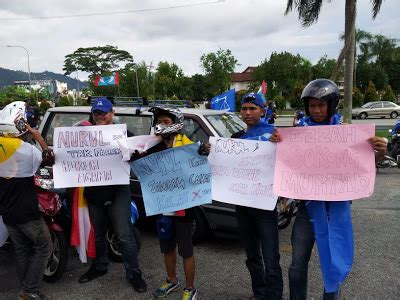 Babi merupakan salah satu hewan yang diharamkan dalam islam. GEMPAR!! Pemuda UMNO demo bantah Nurul, Pertahan Islam ...