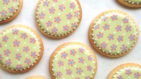 Then attach a simple holiday. How To Decorate Cookies With Cute And Easy Dot Flowers ...