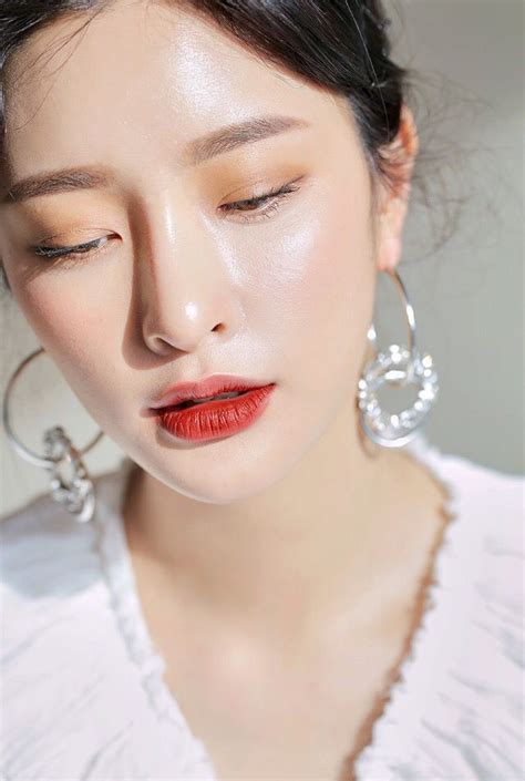 하지만 비슷한 시기이고 1,2,3 의 에버리지가 너무 비슷하다 볼링 점수의 패턴이나 점수가 너무 비슷 하다는 점이다 장소또한 같다고 본다 이거슨 확실한. #변정하 #byunjungha | 아이메이크업, 웨딩 메이크업, 메이크업