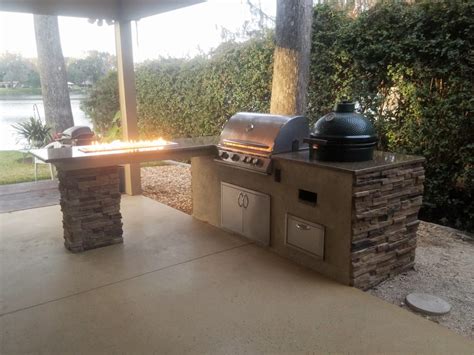 The outdoor kitchen design selects the big green egg beside the stove that lies next to the sink unit. Creative Outdoor Kitchens of Florida Big Green Egg ...