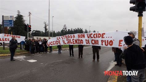 Monza Manifestazione Alla Rotonda Killer Di Viale Stucchi
