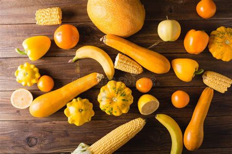 Желтые фрукты и овощи на деревянной предпосылке Красочный праздничный