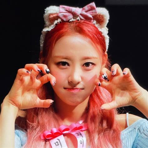 Yves Loona Flip That Pink Red Hair Cute Icon 220709 Fansign Bunny Ears