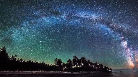 Photographer Captures Amazing Film Of Milky Way Galaxy