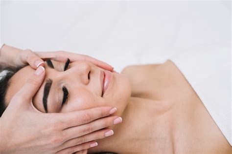 Premium Photo Woman Receiving A Relaxing Facial Massage
